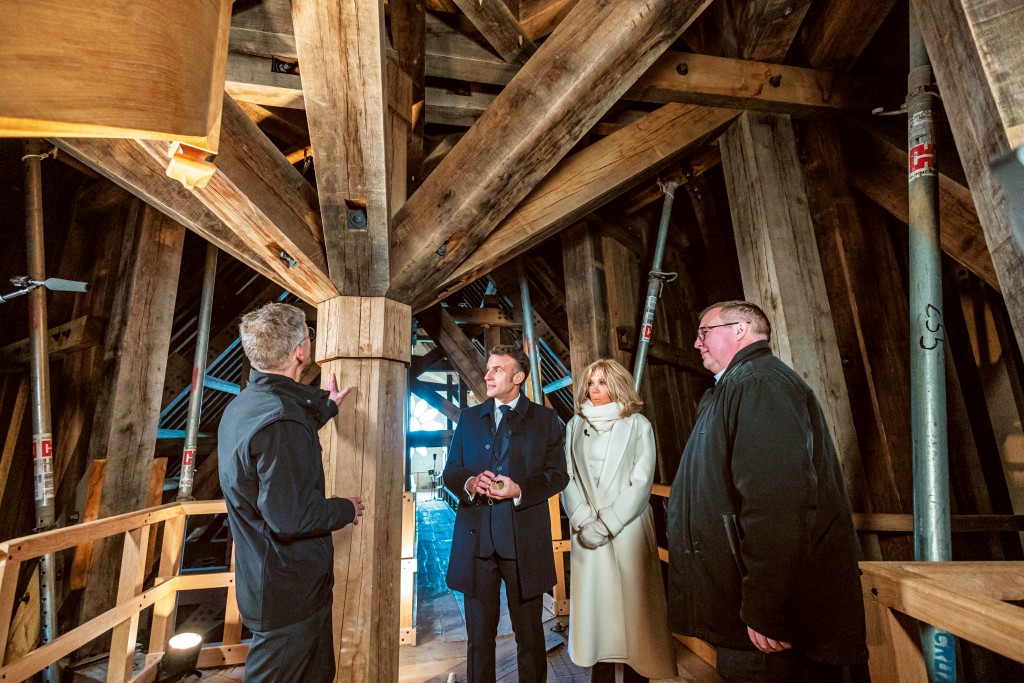 復修團隊以一百五十年樹齡的橡樹重建木質屋頂,期間馬克龍曾前往視察進度。 復修團隊以一百五十年樹齡的橡樹重建木質屋頂,期間馬克龍曾前往視察進度。