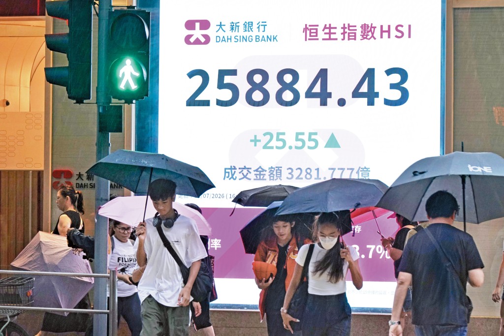 港股七月大幅反彈，然而「新消費股」回升力度相對較弱。