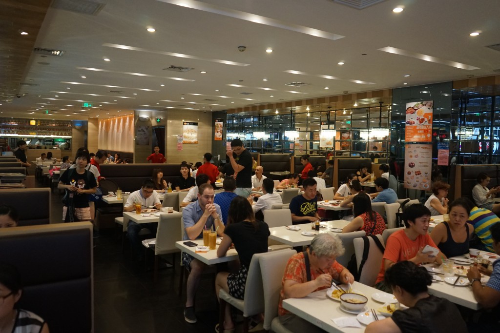 過往「港式餐飲」結合了港產片與港人生活場景，如早年港人在上海開茶餐廳，門外人龍日排夜排，對內地客有很大吸引力。