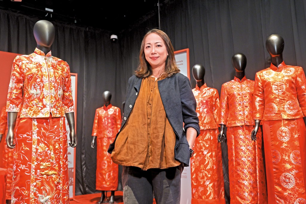 知專正在舉行「『非常』嫁衣：裙褂之變奏」展覽，滿場都是寓意吉祥的凹凸繡。