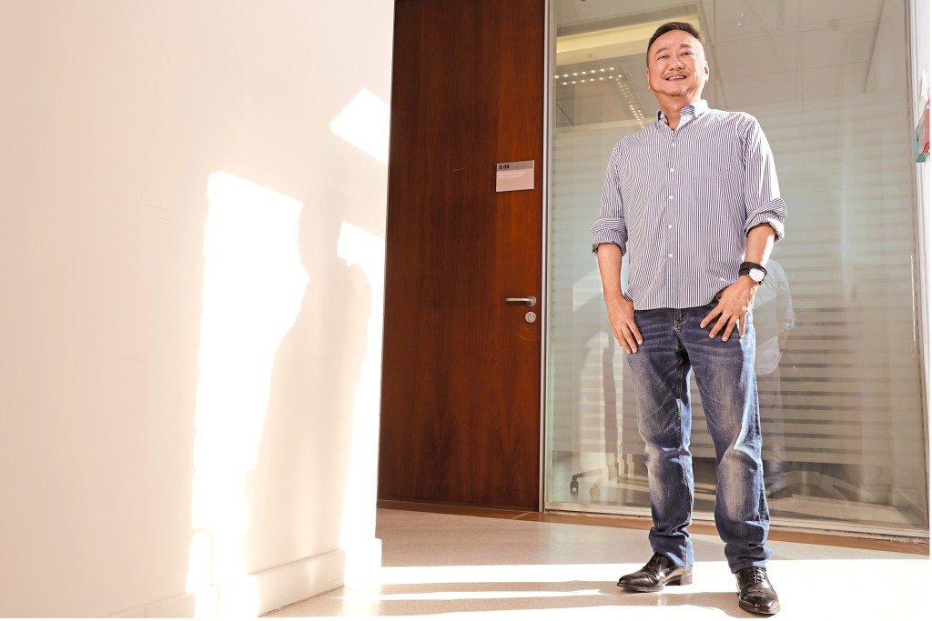 江紹祺將同志學術研究帶到大銀幕,讓公眾關注,還創辦致力於年長同志社群支援的慈善組織「晚同牽」。 江紹祺將同志學術研究帶到大銀幕,讓公眾關注,還創辦致力於年長同志社群支援的慈善組織「晚同牽」。