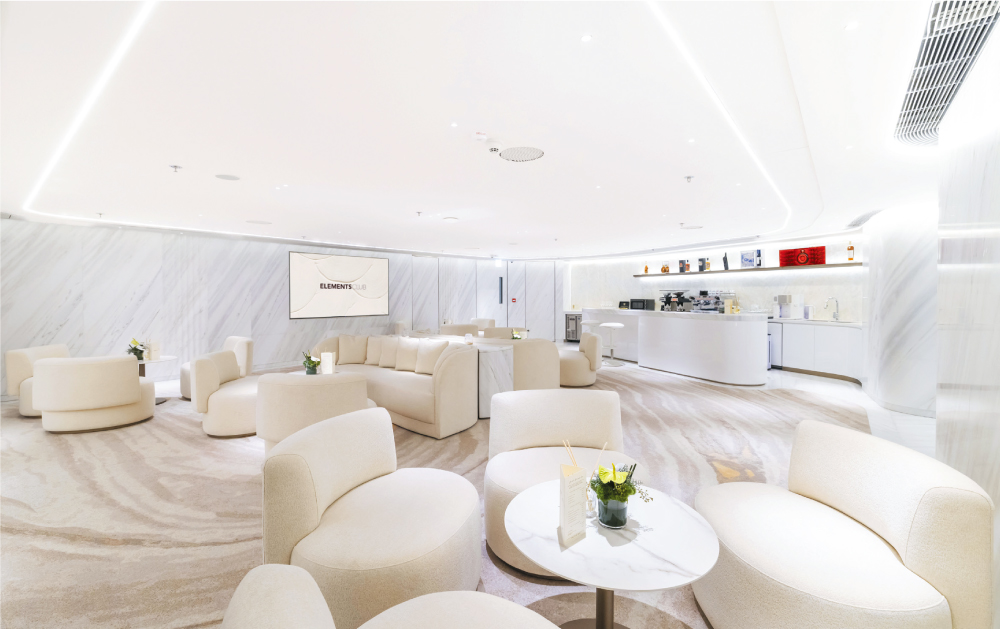 全新升級的ELEMENTS CLUB設有高端會員貴賓室,不僅提供舒適雅緻的休息空間,更有駐場咖啡師與調酒師即席調製飲品。 全新升級的ELEMENTS CLUB設有高端會員貴賓室,不僅提供舒適雅緻的休息空間,更有駐場咖啡師與調酒師即席調製飲品。