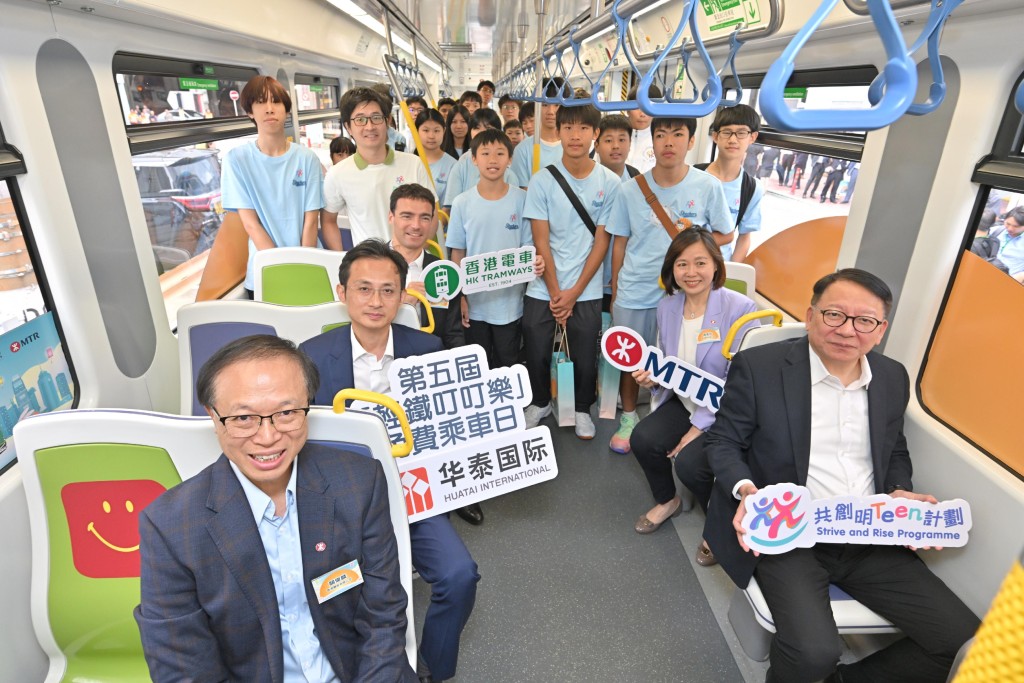 第五屆「輕鐵叮叮樂」免費乘車日今日(6日)中秋節舉行,市民可全日無限次免費乘搭輕鐵及電車。政府新聞處圖 第五屆「輕鐵叮叮樂」免費乘車日今日(6日)中秋節舉行,市民可全日無限次免費乘搭輕鐵及電車。政府新聞處圖