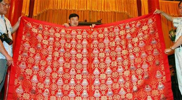 2009年6月，南京雲錦研究所人員將價值16萬多元的「雲錦真金八吉祥寶蓮紋妝花緞袈裟」送達少林寺，釋永信稱只收藏不會穿