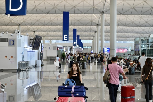 她的建議是先乘搭港鐵至東涌站，隨後再轉乘S1線巴士前往機場