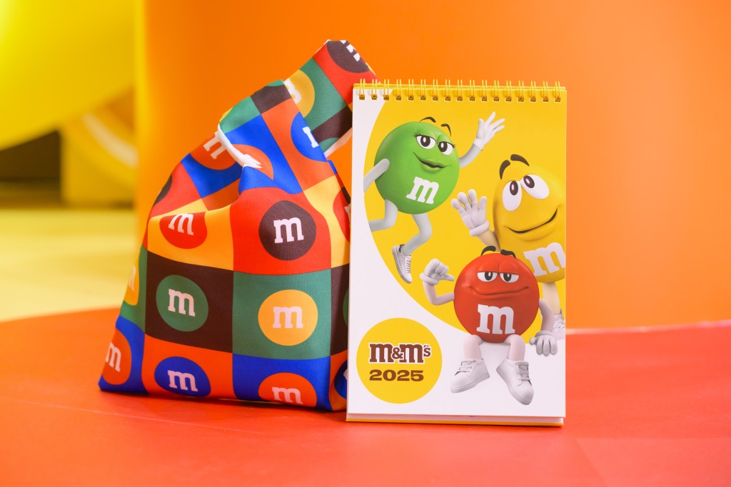 M&M'S 繽紛趣味手挽袋(圖左)、M&M’S慶新春2025月曆(圖右)