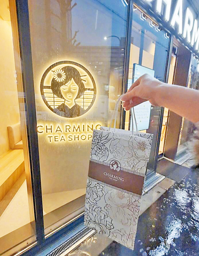 日本大阪一間名為「CHARMING」的奶茶店，被指產品、包裝設計等跟霸王茶姬十分相似。