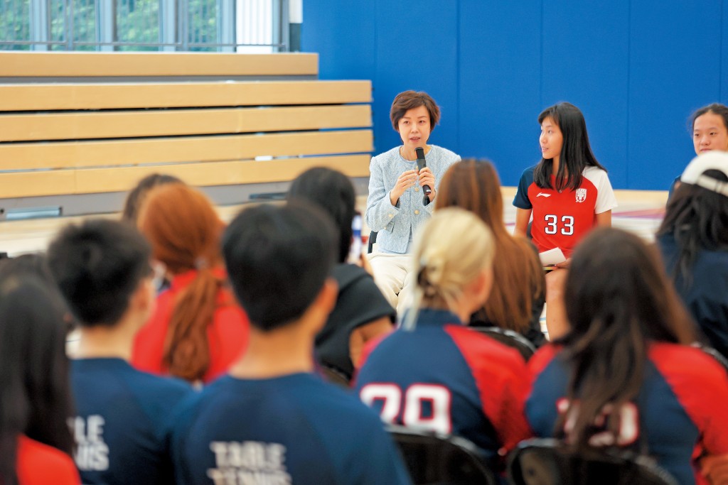張怡寧向港隊學生代表分享如何透過體育發展個人能力。 張怡寧向港隊學生代表分享如何透過體育發展個人能力。