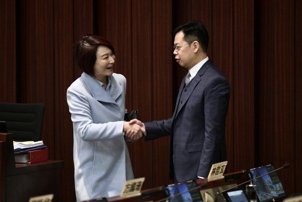 李慧琼以5票險勝陳振英，勝出後雙方握手。