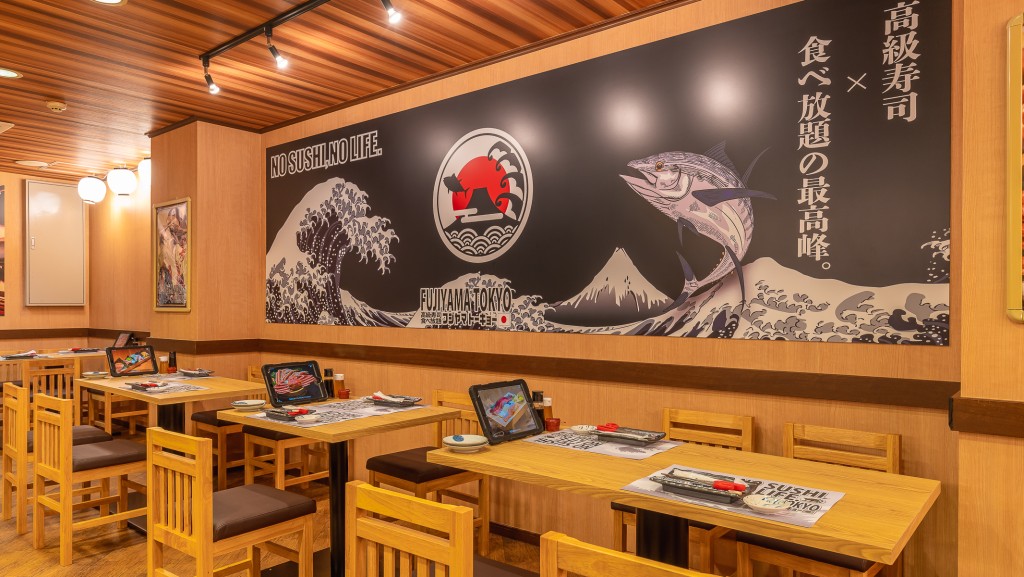 餐廳環境舒適,採用日式木質裝潢,並有蟹鉗頭箍等趣味道具供食客拍照留念。 餐廳環境舒適,採用日式木質裝潢,並有蟹鉗頭箍等趣味道具供食客拍照留念。