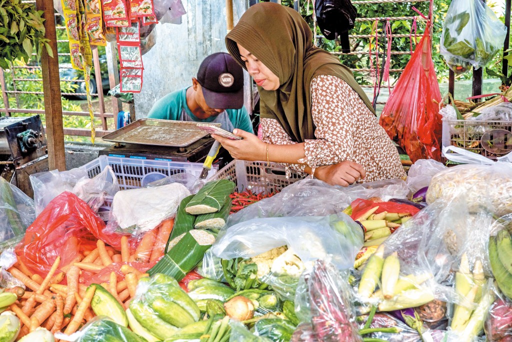 作為石油副產品之一塑膠袋，價格亦都上升，有印尼的攤檔直言膠袋成本上升近一倍。