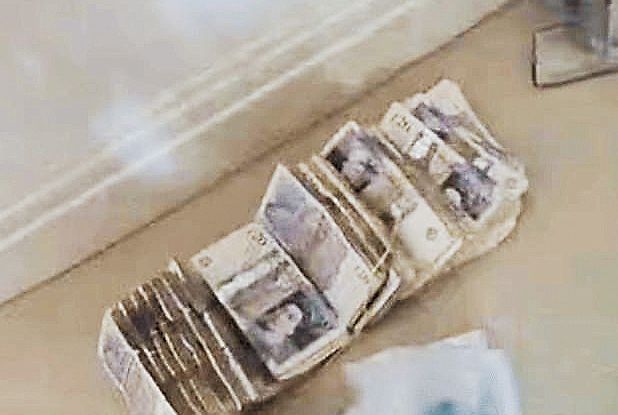 警員衝入屋時，錢志敏仍在床，上還說自己無辜，警方則在住所內搜出大量現金及電子裝置。