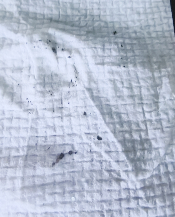 金太用紙巾包裹水龍頭以阻隔黑色沉澱物。 金太用紙巾包裹水龍頭以阻隔黑色沉澱物。