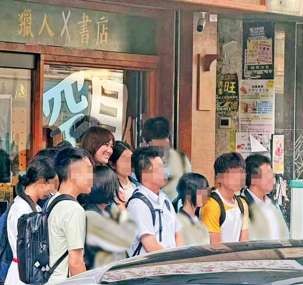 有社工帶同疑似SEN學童參與「獵人書店」活動。