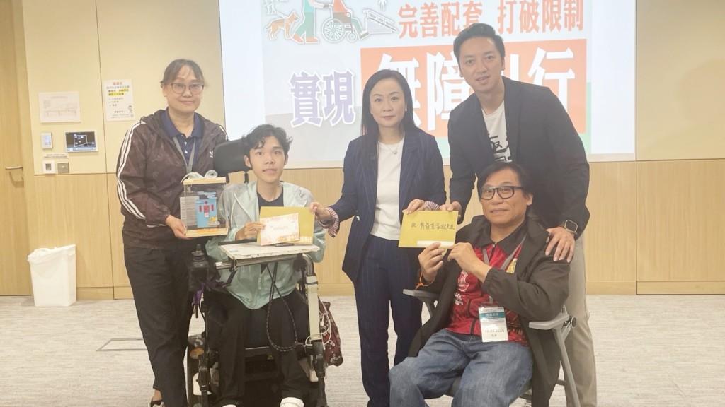 多名殘疾人士與陳凱欣（後排右2）呼籲社會及政府關注「無障礙出行」的迫切需要
