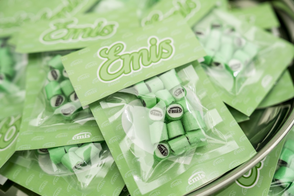 印有「emis」字樣的 Papabubble 西班牙手工糖