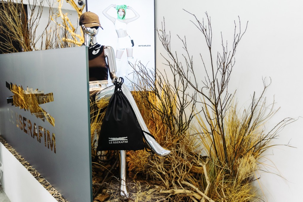 LESSERAFIM FLAMERISES FC限定 ウンチェ 香港 LE SSERAFIM香港快閃店