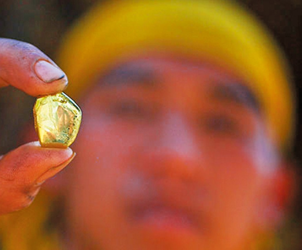 金價狂飆,令菲律賓非法採礦場也瘋狂,僱用未成年兒童在沙泥中淘金,部分還要在提煉黃金過程中接觸有毒的水銀。 金價狂飆,令菲律賓非法採礦場也瘋狂,僱用未成年兒童在沙泥中淘金,部分還要在提煉黃金過程中接觸有毒的水銀。