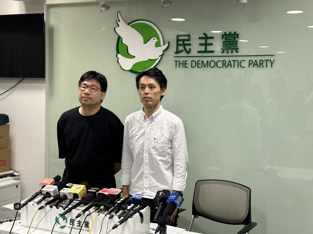 民主黨上月二十日召開中委會後,主席羅健熙(右)交代有八人獲推薦參加區選。 民主黨上月二十日召開中委會後,主席羅健熙(右)交代有八人獲推薦參加區選。