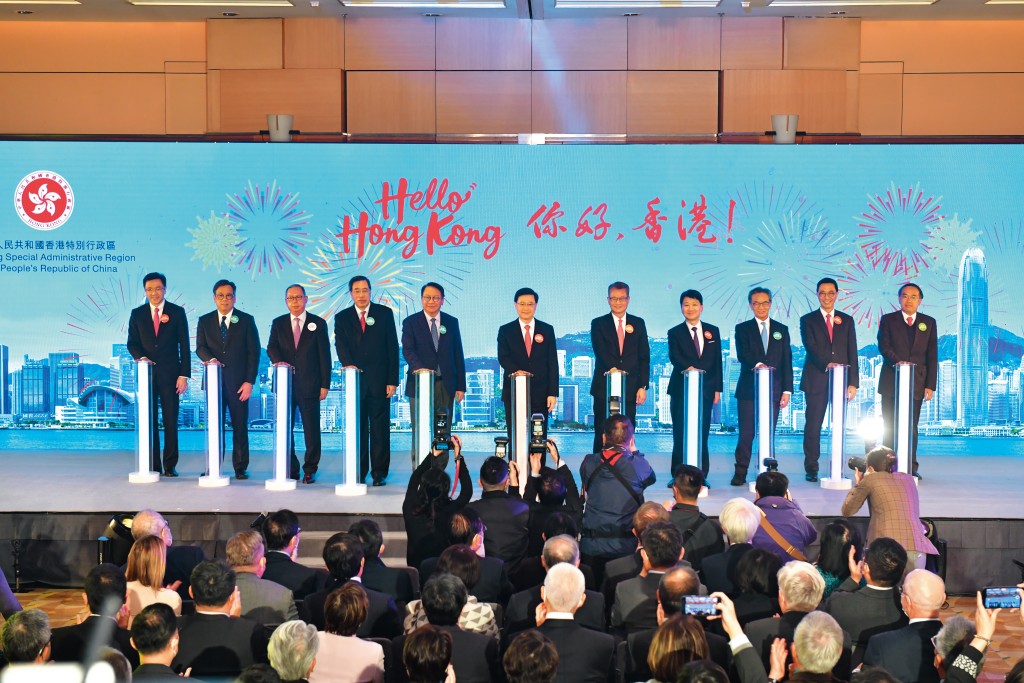 政府年初打響頭炮,推出「Hello Hong Kong」大型宣傳活動,向全球傳遞香港復常信息,吸引旅客訪港。 政府年初打響頭炮,推出「Hello Hong Kong」大型宣傳活動,向全球傳遞香港復常信息,吸引旅客訪港。