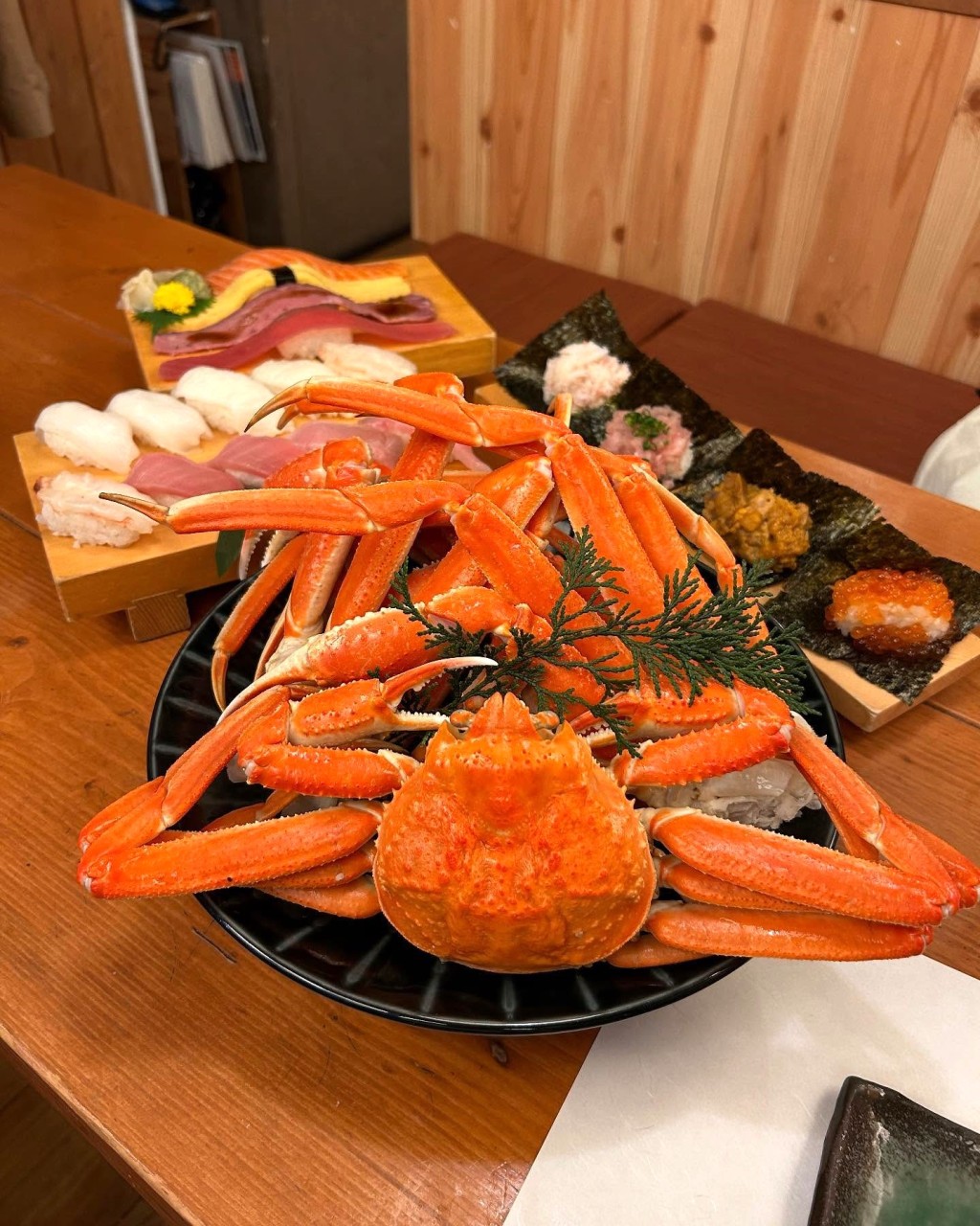 招牌松葉蟹放題盛宴¥9,900(約495港元),可2小時任擦鮮甜蟹肉,加上任食新鮮壽司,大滿足! 招牌松葉蟹放題盛宴¥9,900(約495港元),可2小時任擦鮮甜蟹肉,加上任食新鮮壽司,大滿足!
