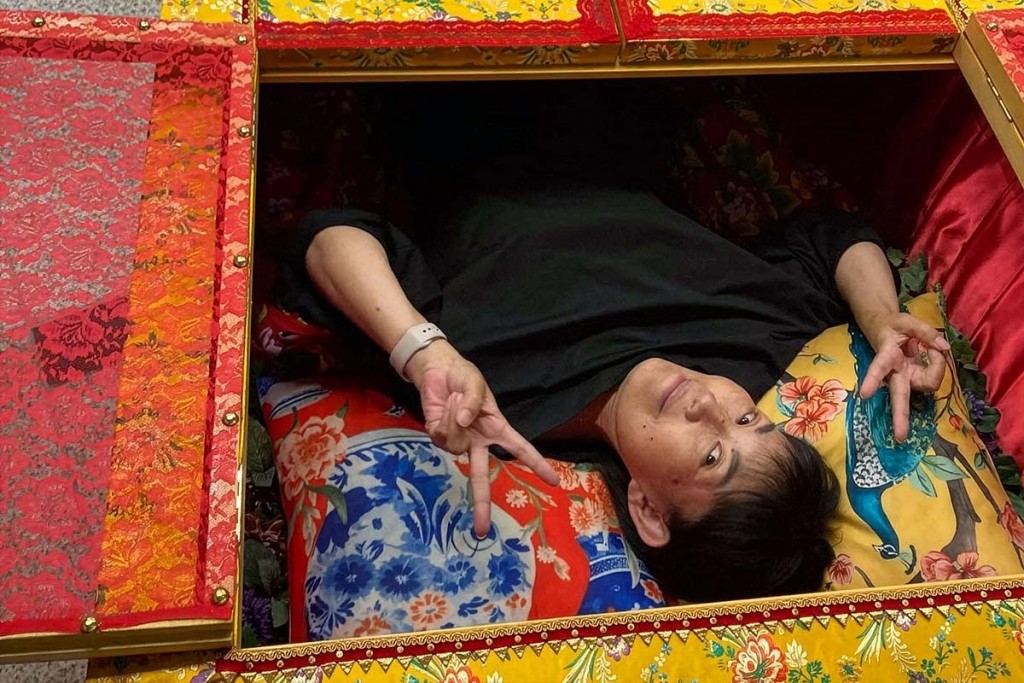 體驗者可選擇打開或關閉棺材。Grave Tokyo 體驗者可選擇打開或關閉棺材。Grave Tokyo