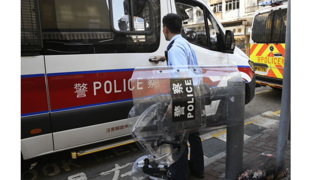 警員持盾牌戒備。