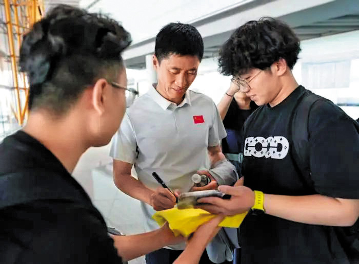 馬寧出國前在機場被球迷捕獲,向他索取簽名。 馬寧出國前在機場被球迷捕獲,向他索取簽名。
