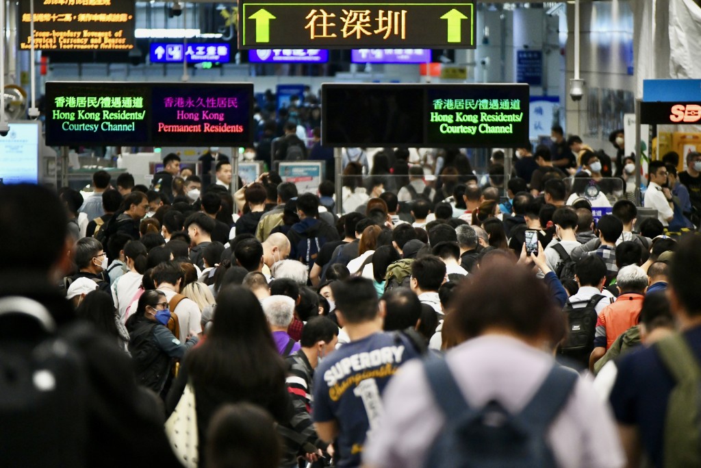 深圳市人民政府口岸辦公室官方微信「深圳口岸發布」近日發文，預測出入境雙向客流最高峰的日子，單日預計出境人次更高達98.38萬。