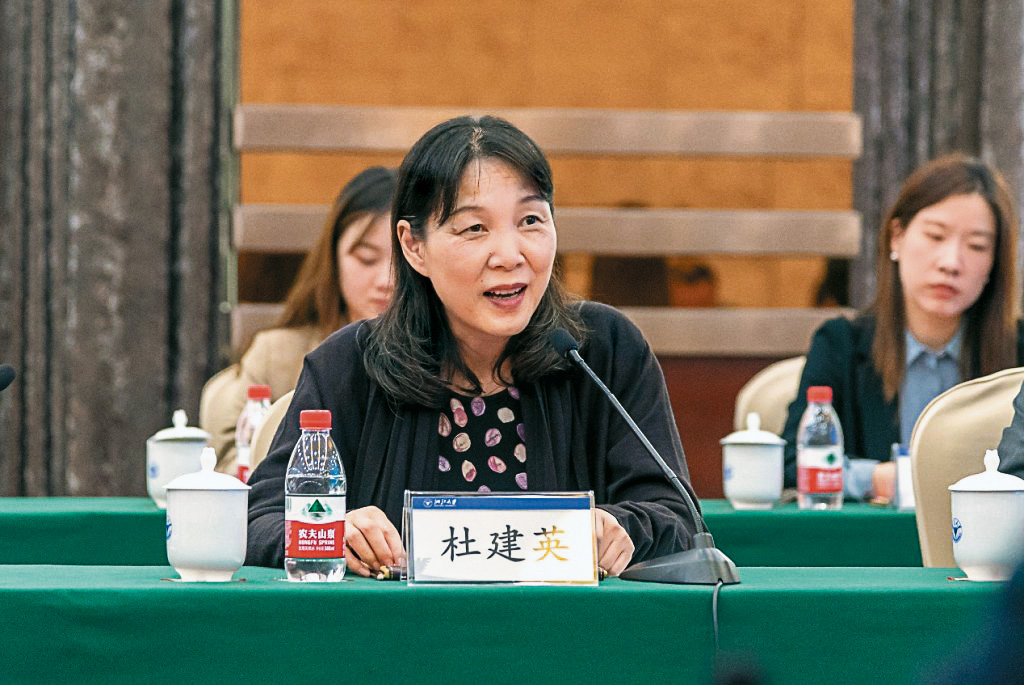 杜建英九一年加入娃哈哈,深受宗慶後重用。 杜建英九一年加入娃哈哈,深受宗慶後重用。
