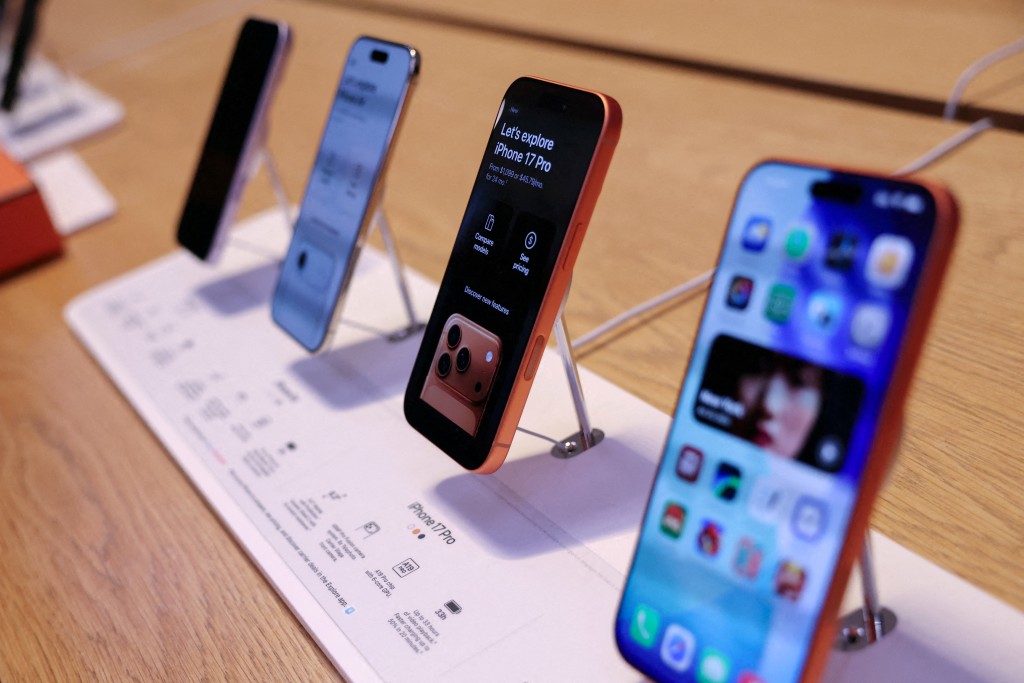 不論是iPhone還是iPad用戶，其裝置的作業系統必須升級至iOS 15.5或iPadOS 15.5或以上，否則將無法繼續運作WhatsApp。若