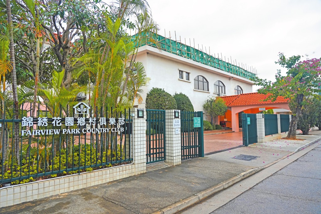 錦綉花園備有人工湖、商場及俱樂部等多項配套。