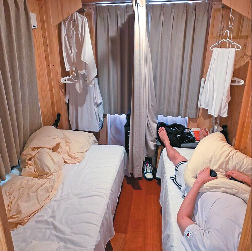 貨櫃屋的床不足兩米長，有選手的腳要伸出床，極不舒服。