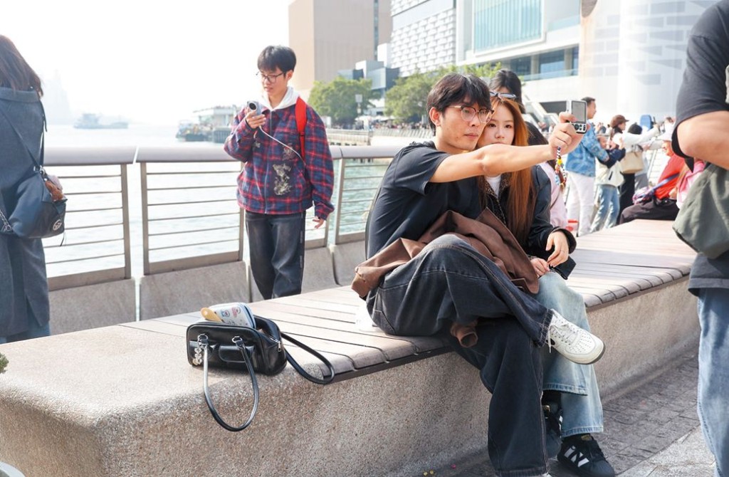 有遊客盡情「打卡」時，將個人物品隨意擺放，手袋也未完全拉好拉鏈。