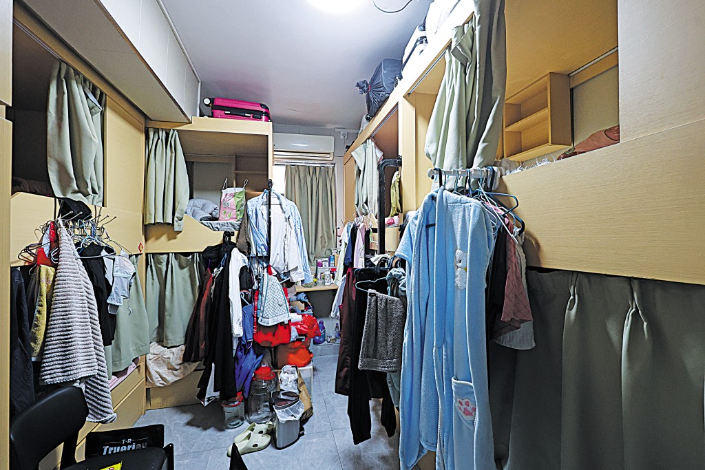 位於油麻地碧街的外勞宿舍，部分房間凌亂不堪，每張床邊均掛滿衣服及堆滿雜物。