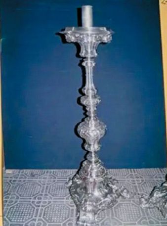 智利聖地亞哥主教座堂一月被竊匪闖入盜竊,包括兩座逾一米高的銀燭台,雖然一名竊匪事後落網並起回部分失物,但相關物件已被破壞。 智利聖地亞哥主教座堂一月被竊匪闖入盜竊,包括兩座逾一米高的銀燭台,雖然一名竊匪事後落網並起回部分失物,但相關物件已被破壞。