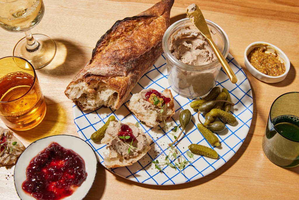 由真菌蛋白製成的人造鵝肝幾可亂真,價錢卻平一半。 由真菌蛋白製成的人造鵝肝幾可亂真,價錢卻平一半。