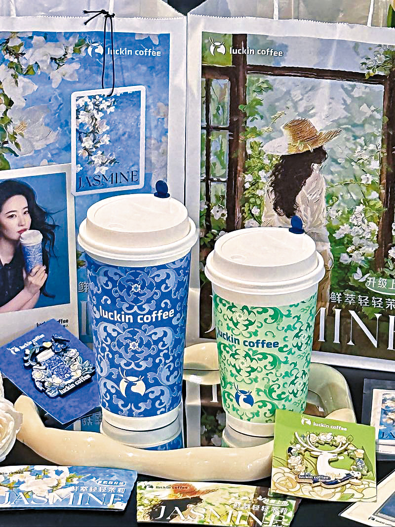 瑞幸「輕輕茉莉」等低價輕乳茶圍剿霸王茶姬，是單店營收持續承壓的另一致命傷。