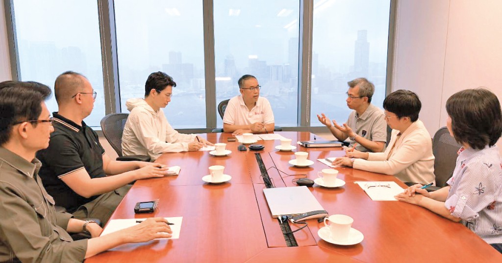 政府採購飲用水掀起風波,財庫局早前召開緊急會議,並決定採取三重行動跟進。 政府採購飲用水掀起風波,財庫局早前召開緊急會議,並決定採取三重行動跟進。