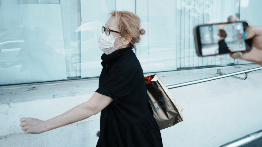 59歲家庭主婦涉於去年5月至7月損壞下層鄰居的閉路電視鏡頭，及淋潑糞便到鄰居的冷氣機槽。她否認將糞便拋擲到私人財產及刑事損壞罪，案件今於東區裁判法院開審。