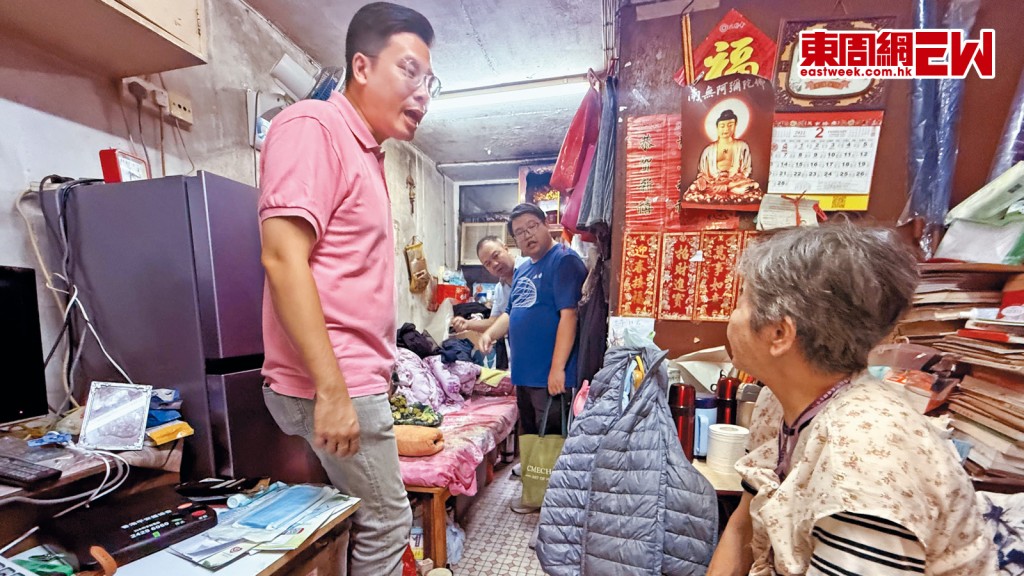本港今年首個黑雨日,梁文廣與一眾善長義工及地區人士,待黑雨警告一除下,即出動探訪獨居長者。