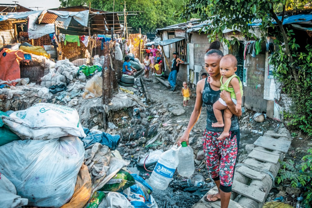 菲律賓現時有數十萬拾荒者，他們在非法垃圾場鄰近建起簡陋的棚屋，靠在垃圾山撿拾可變買的東西維生。