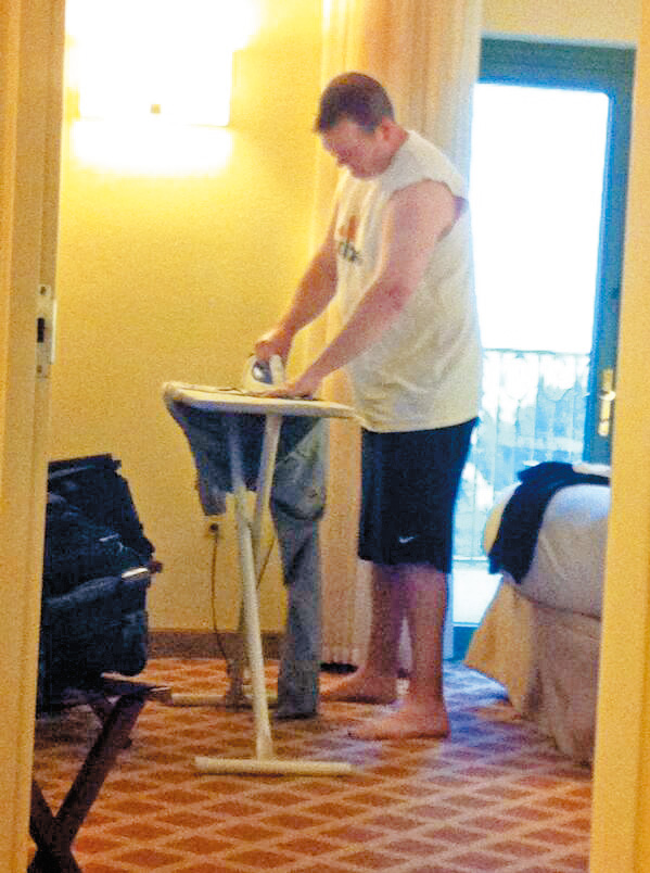 全職爸爸每天都要洗燙衣服。 全職爸爸每天都要洗燙衣服。