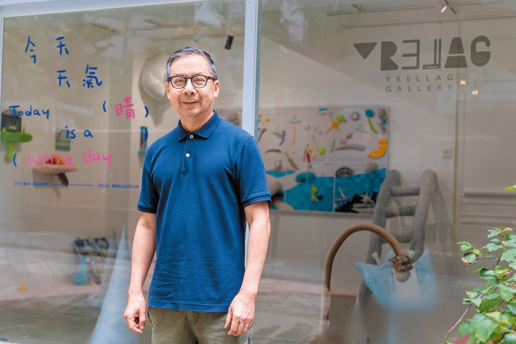 李本瀅位於半山太子台經營的藝術展館名為Yrellag Gallery。Yrellag即Gallery的字母倒寫，目標是為年輕藝術工作者提供場地展出作品。