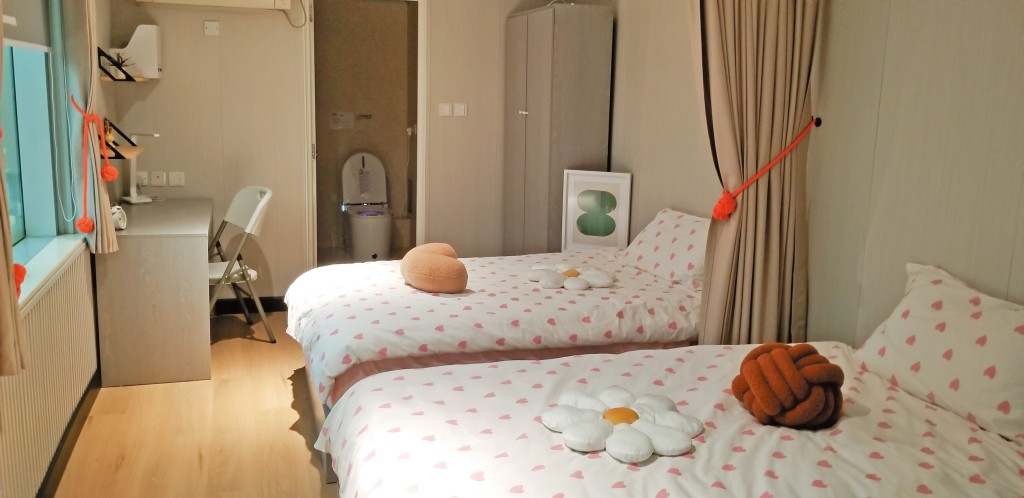 從「學生匯」「示範單位」可見,房間設兩張單人床及書桌。 從「學生匯」「示範單位」可見,房間設兩張單人床及書桌。