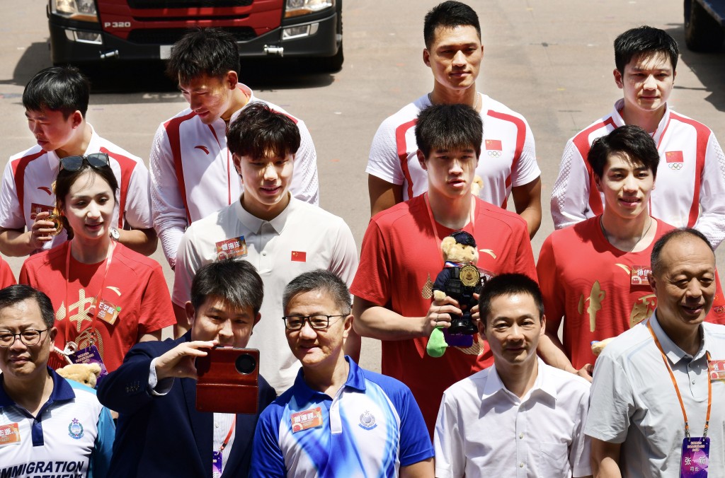 中國國家代表隊運動員與紀律部隊合照及「拉車」環節。