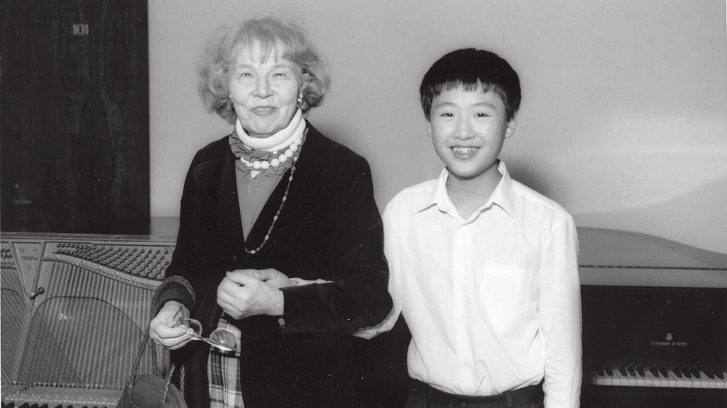 李垂誼在美國茱莉亞音樂學院與啟蒙老師艾爾頓合照。