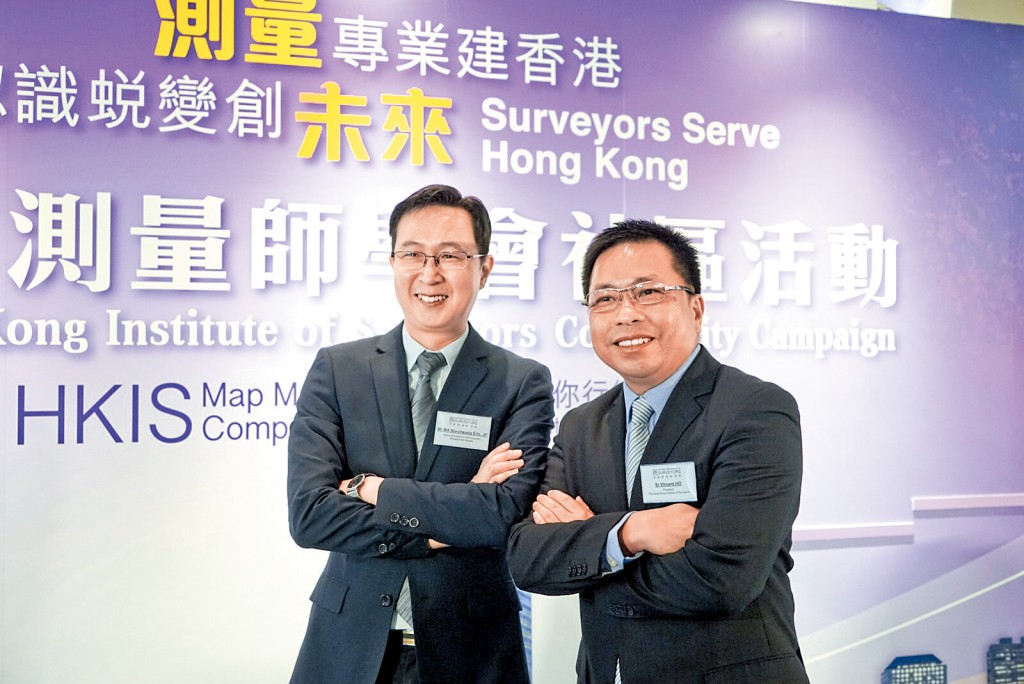 任香港測量師學會會長期間，何鉅業推動一系列公眾認識城市規劃和樓宇安全活動，與時任發展局副局長馬紹祥主持啟動儀式。