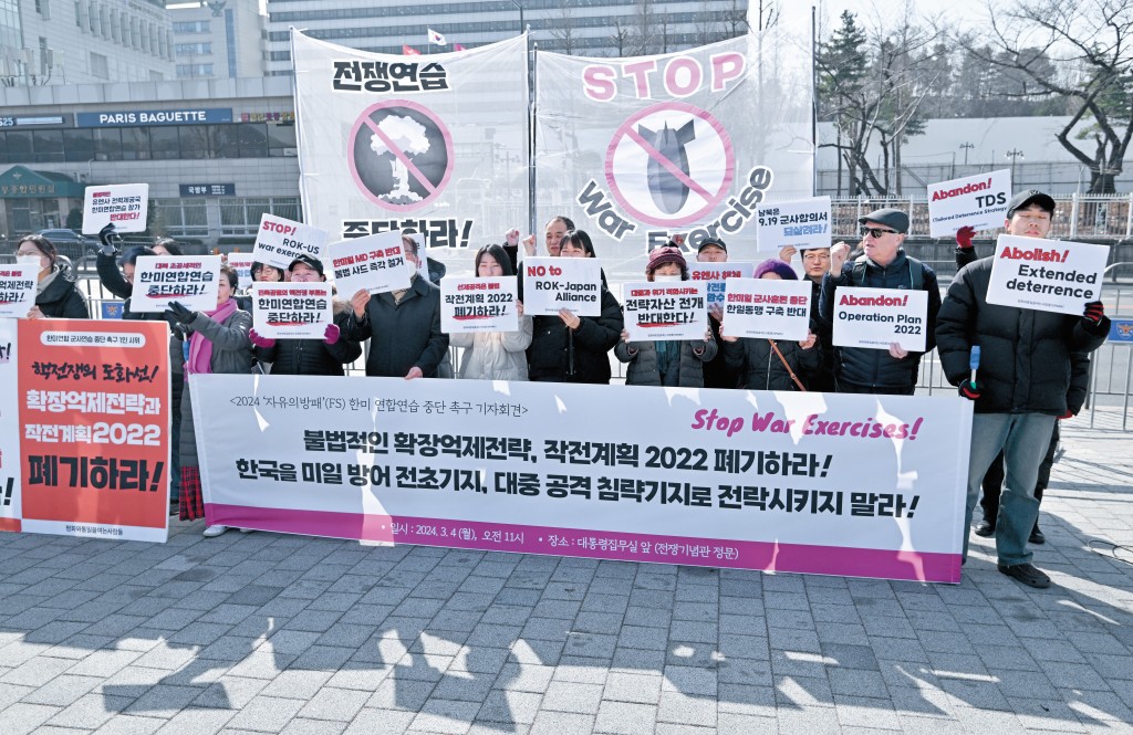 南韓反彈人不滿美國在當地的軍事部署,每當進行軍演都會上街示威。 南韓反彈人不滿美國在當地的軍事部署,每當進行軍演都會上街示威。