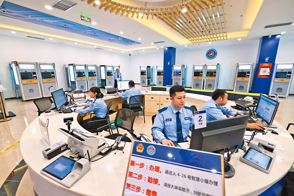 立法會保安事務委員會代表團早前聯同保安局官員到廣州考察多個公安機關。 立法會保安事務委員會代表團早前聯同保安局官員到廣州考察多個公安機關。